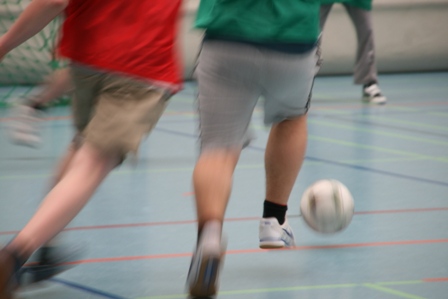 Laufduell um den Ball Schwarzbach-Schule Fußball AG